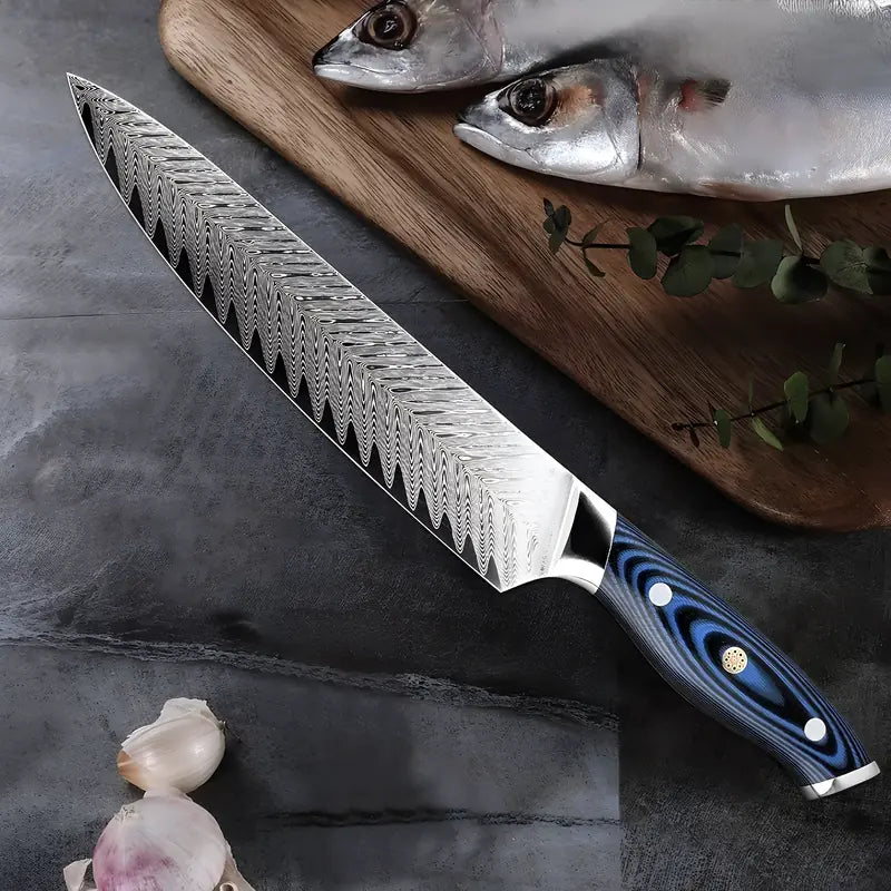 Couteau Chef Royal posé sur une planche à côté de poissons frais, lame damas et manche en G10 bleu royal.