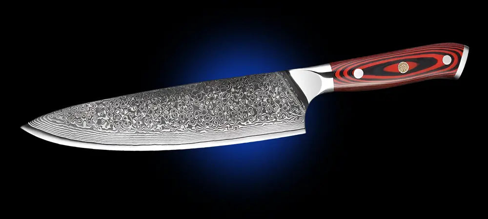 Gyuto japonais Chef Stratège avec lame damassée 67 couches et manche en G10 rouge royal incurvé.