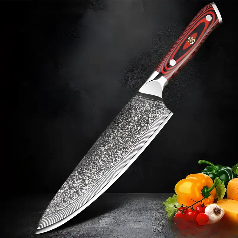 Gyuto japonais Chef Stratège mis en scène sur fond sombre, entouré de légumes frais, lame orientée vers l’avant.
