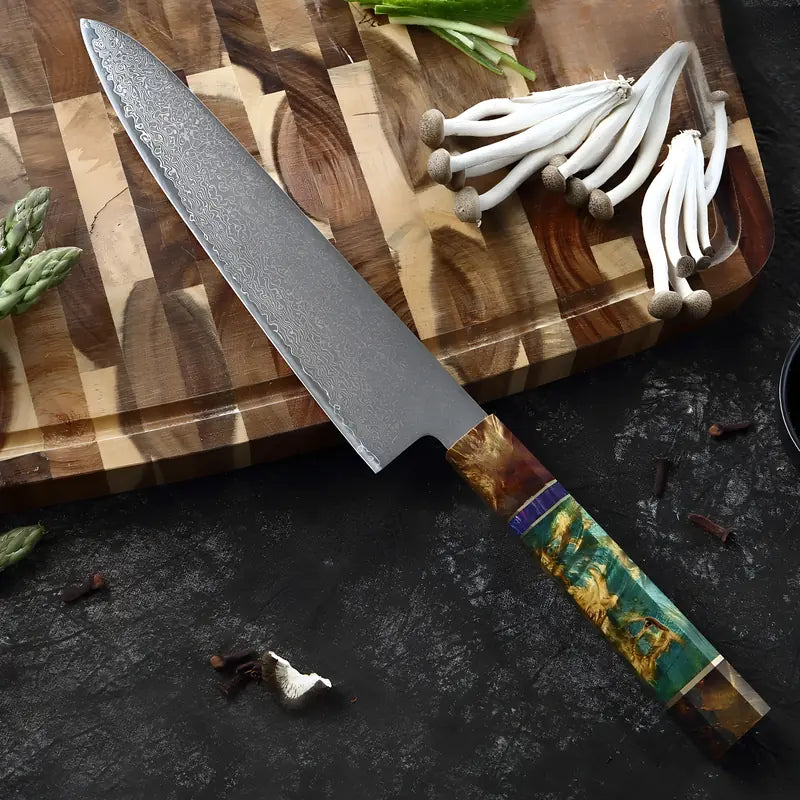 Couteau Fleur du Katana placé sur une planche de bois avec champignons, lame et manche bien visibles.