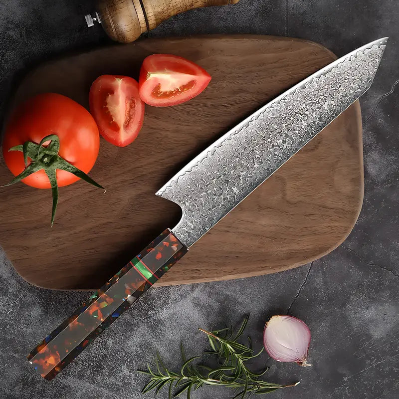 Kiritsuke Chef Samouraï présenté sur planche en bois, lame damassée bien exposée à côté de légumes.