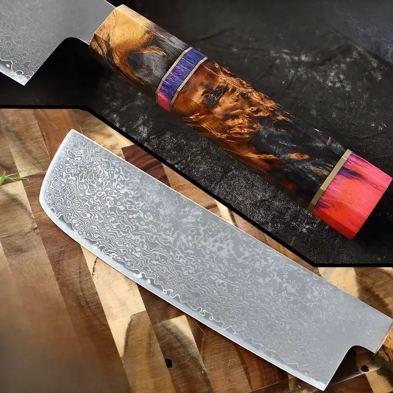 Détail du Nakiri Fleur du Katana lame damassée 67 couches et manche texturé aux nuances vives et naturelles.