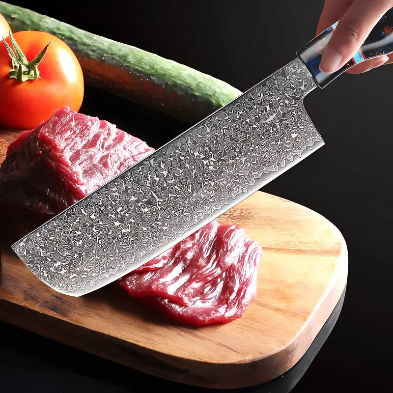 Le Nakiri Murmure de Botan tranche une pièce de viande avec précision sur planche accompagné de légumes frais.