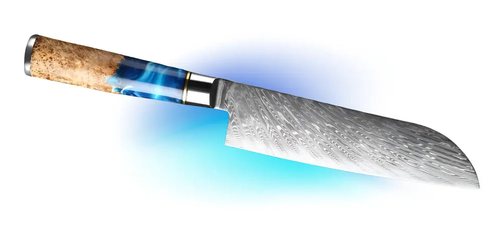 Voie des Astres un couteau Santoku forgé dans l’esprit des maîtres forgerons pour une découpe précise et puissante.