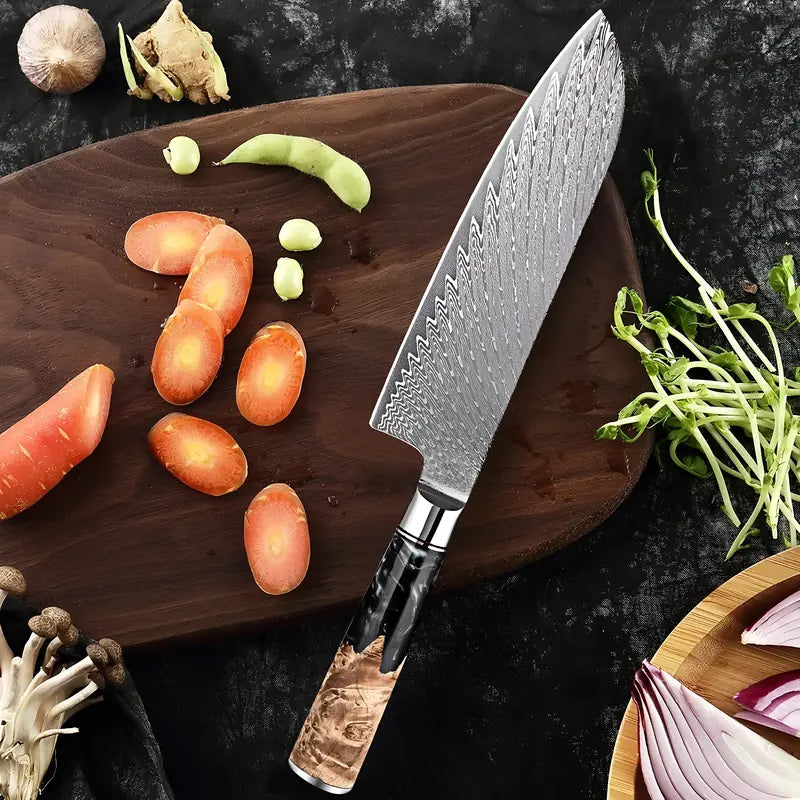 Couteau Santoku en acier damassé 67 couches sur une planche en bois, entouré de légumes fraîchement découpés.
