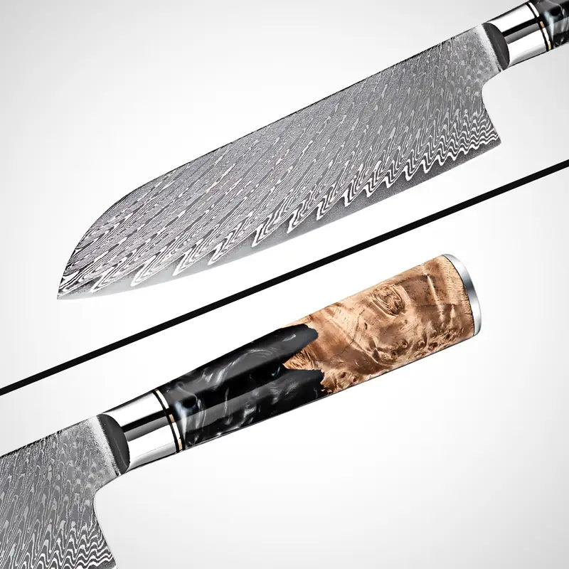 Couteau Santoku en acier damas 67 couches avec manche en bois stabilisé, présenté en deux parties sur fond clair.