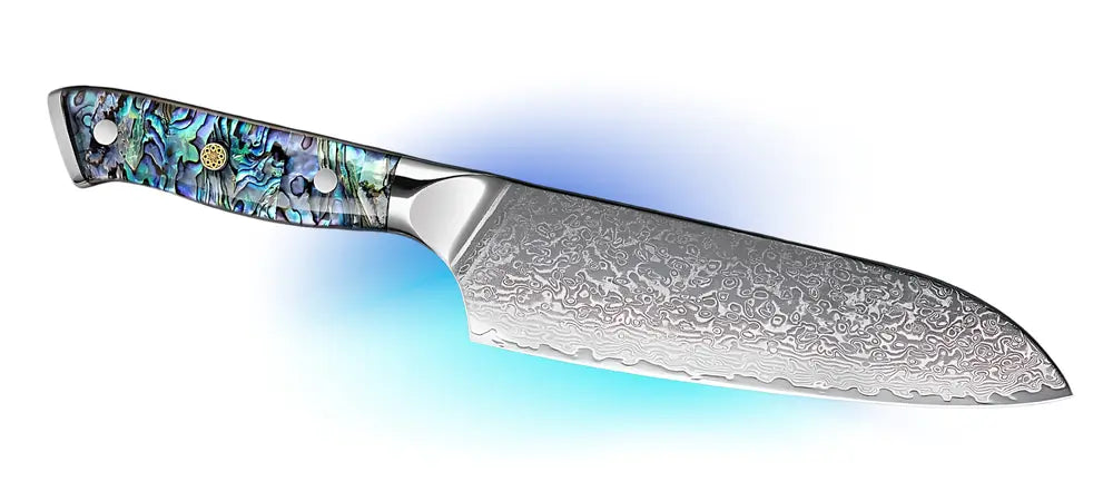 Couteau Santoku Japonais en acier damas avec un manche type Yo occidental avec des reflets nacrés bleus.