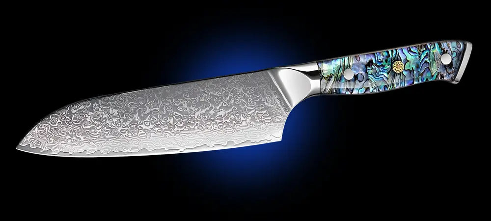 Couteau Santoku Japonais en acier damas avec un manche en G10 aux reflets nacrés, aux nuances de bleu, vert et turquoise.