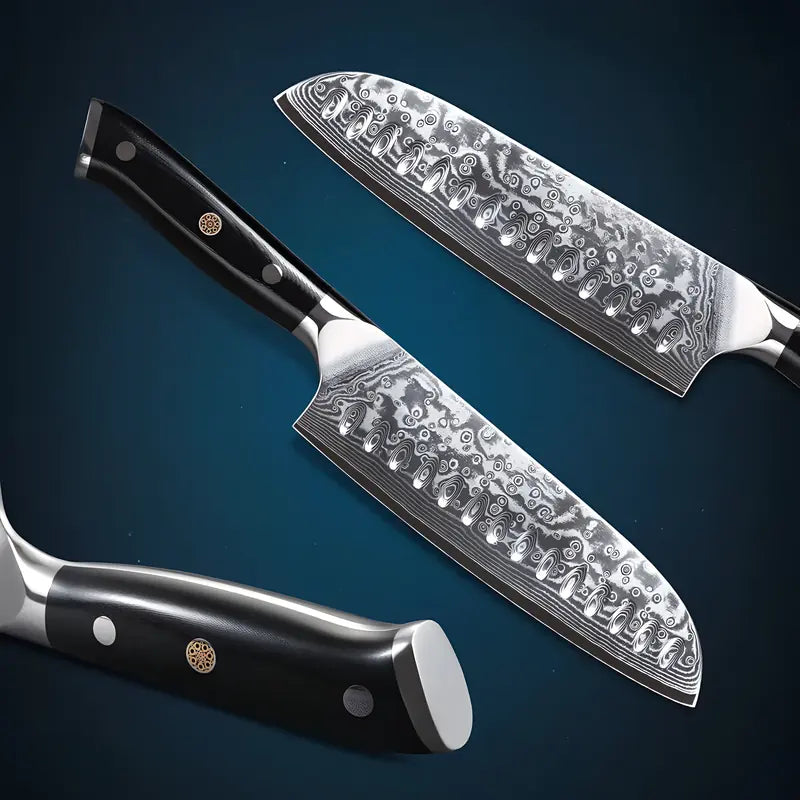 Couteau Santoku sur fond bleu, esthétique de l'acier damas mise en avant.