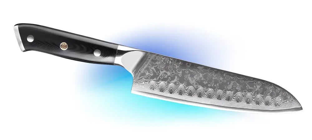 Vue latérale d’un Santoku avec halo bleu, équilibre entre tranchant et élégance.