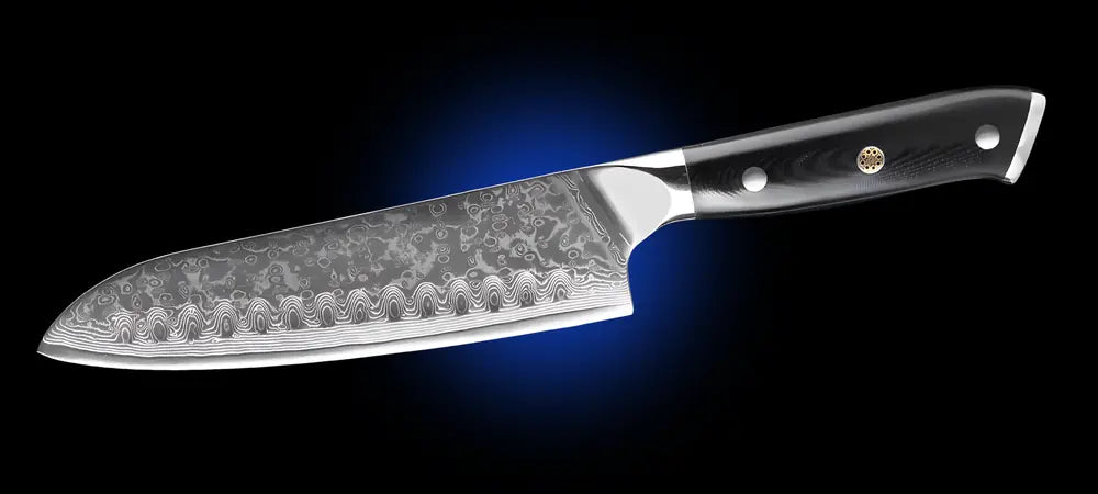 Couteau Santoku en acier damas japonais sur un fond noir.