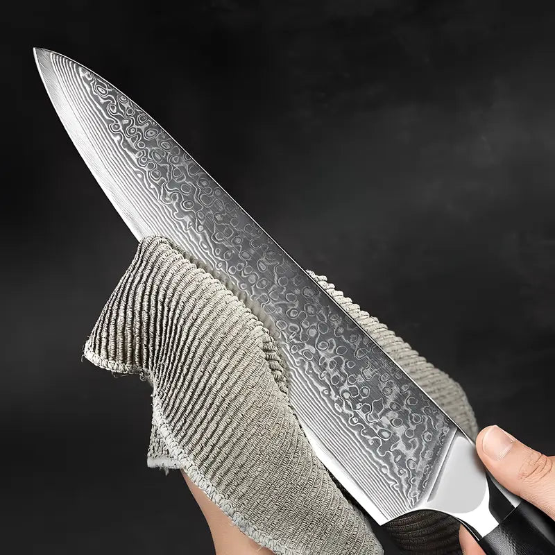Nettoyage du Gyuto Lame du Gardien avec un chiffon, focus sur la surface damassée brillante.