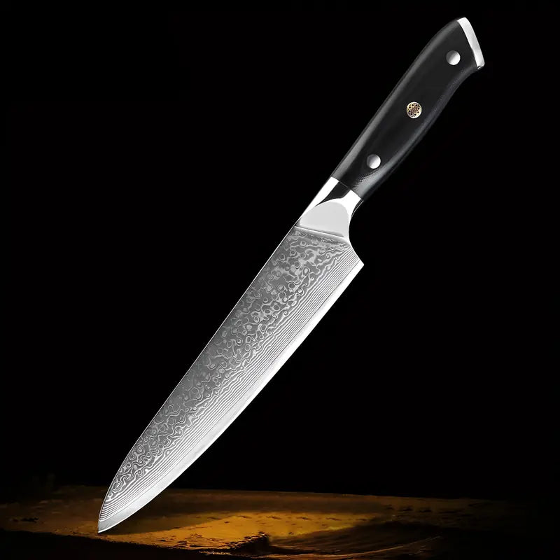 Présentation en détail du Gyuto Lame du Gardien : lame damassée, tranchant affûté, manche noir avec trois rivets.