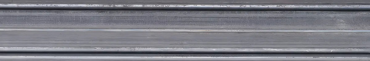 Texture détaillée de l’acier carbone brut, utilisé les lames japonaises artisanales.