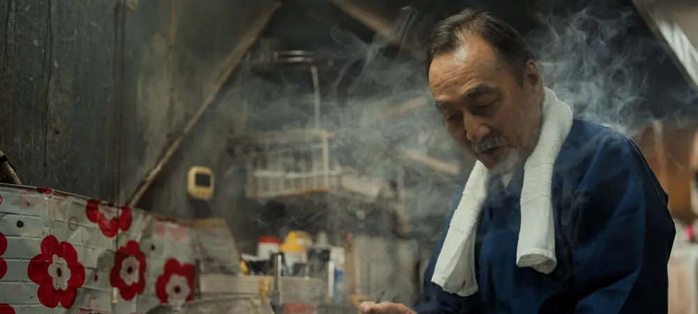 Chef japonais préparant un plat avec avec savoir-faire, incarnant l’art du geste que Damasora valorise.
