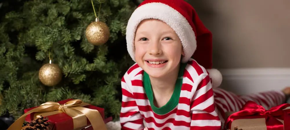 L’émerveillement d'un jeune garçon à Noël, symbolisant l'émotion que Damasora souhaite faire renaître à chaque ouverture de boîte.