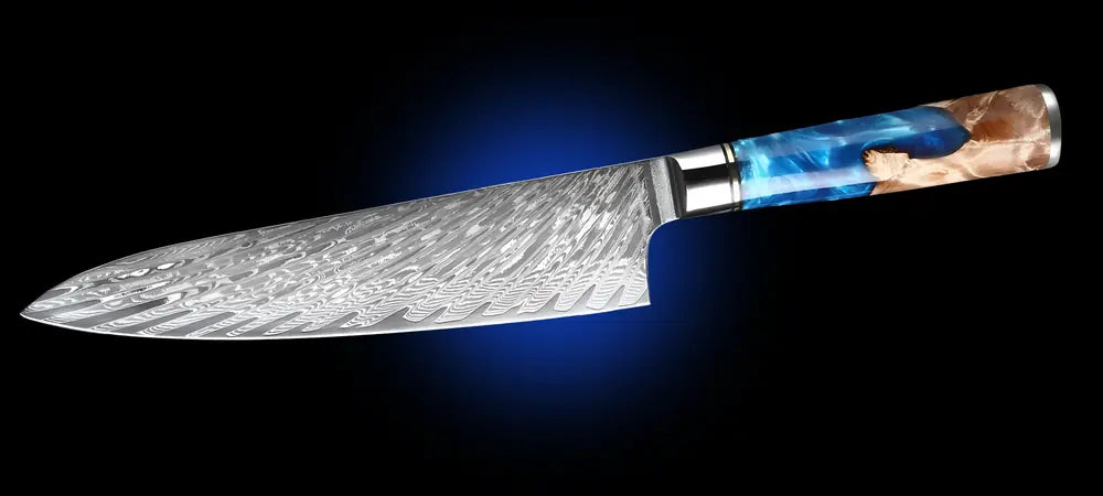 Gyuto japonais Ciel de Nara avec lame damassée 67 couches et manche en bois stabilisé et résine bleue.