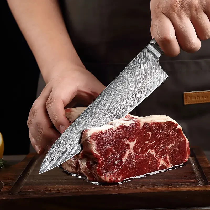 Le Gyuto Ciel de Nara en action, utilisé pour trancher une pièce de viande rouge sur planche.