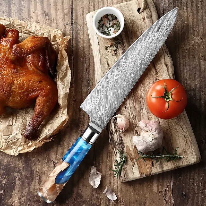 Couteau Ciel de Nara présenté avec un poulet rôti et des légumes, lame damassée bien visible.