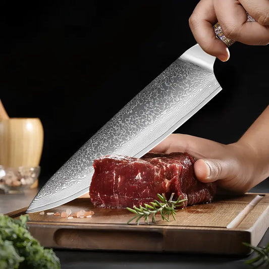 Le couteau Chef Collector utilisé pour trancher de la viande rouge sur planche, lame fine et précise.