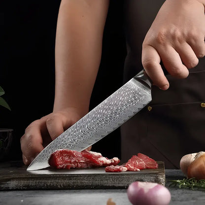 Le Gyuto Chef Royal utilisé pour trancher de la viande crue, illustrant la précision et le tranchant de sa lame damas.
