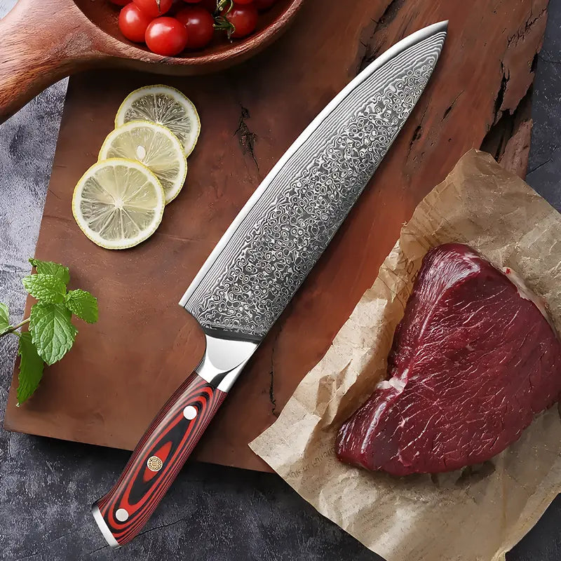 Chef Stratège posé à côté d’un filet de bœuf, lame damassée visible et manche rouge royal.