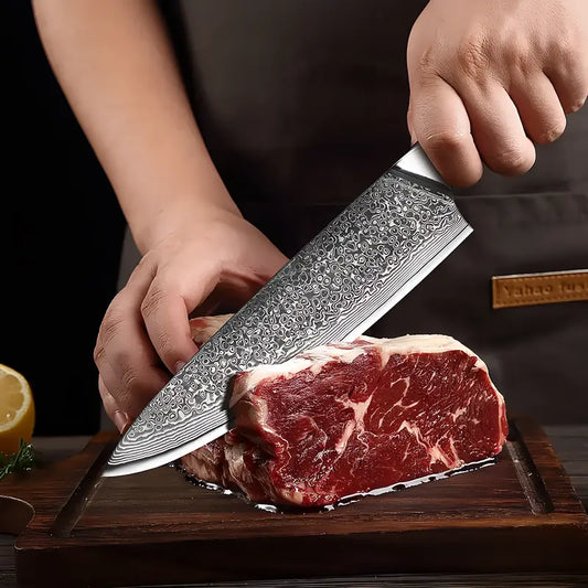 Le Gyuto Chef Stratège utilisé pour trancher une pièce de viande crue, démonstration de sa précision.