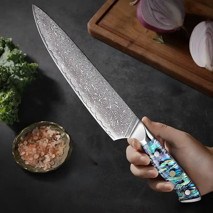 Gyuto japonais Lame Céleste tenu en main, lame orientée vers l’avant, prêt à couper des ingrédients frais.