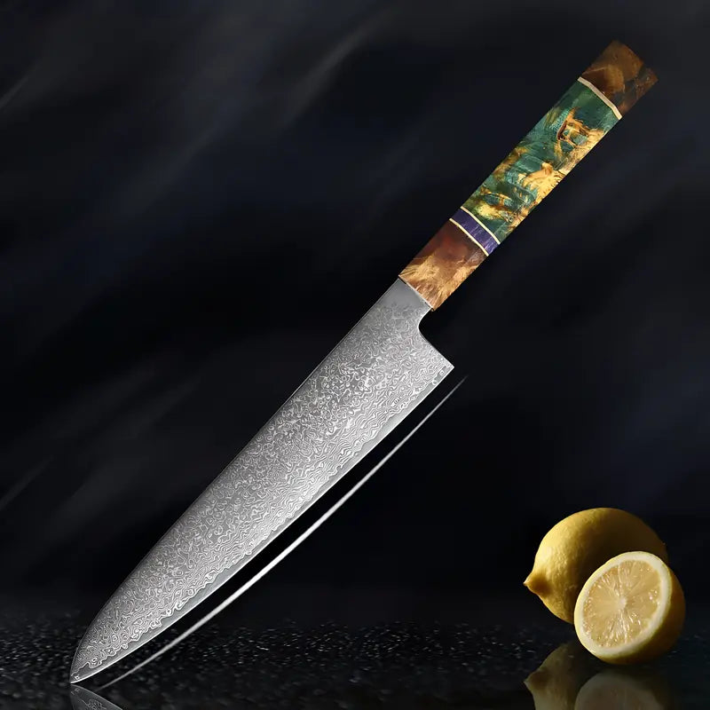 Fleur du Katana mis en valeur sur fond noir, manche vert et doré, lame effilée à motifs damassés.