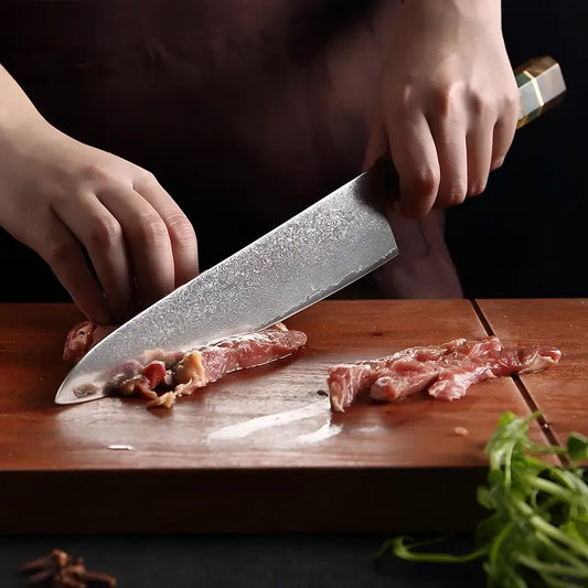 Le Gyuto Fleur du Katana en action, utilisé pour fileter un poisson avec précision sur planche en bois.