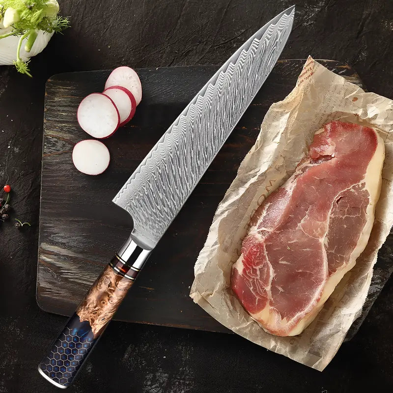 Gyuto Chef Impérial sur planche avec tranche de viande et radis, mettant en valeur la lame damassée.