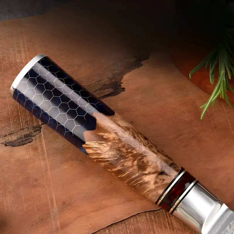 Zoom sur le manche du Gyuto Chef Impérial, en bois naturel et résine nid d'abeille, posé sur une planche brute.