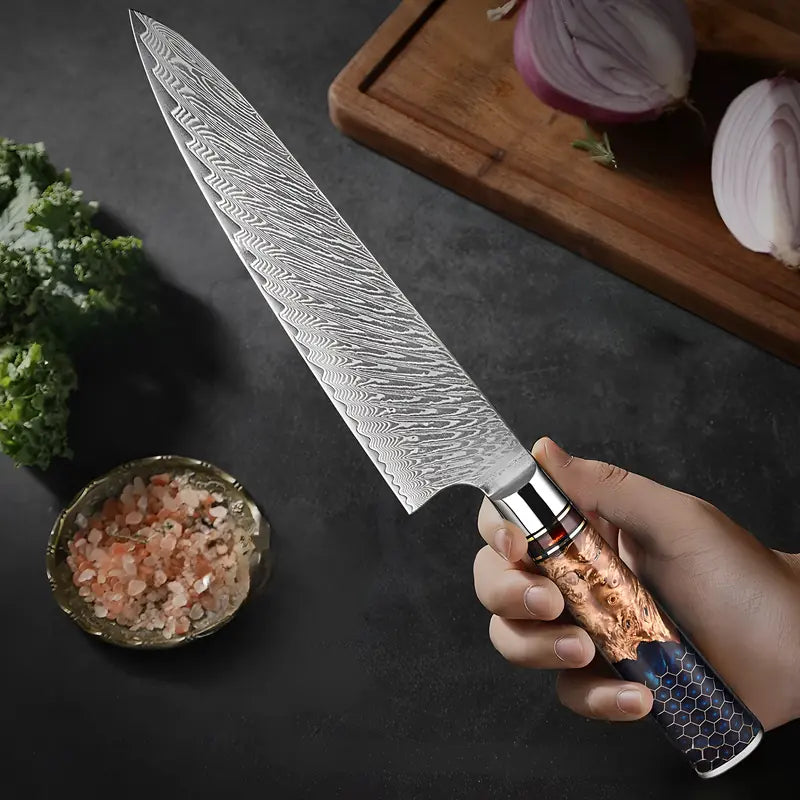 Gyuto Chef Impérial tenu en main, lame vers l’avant, ambiance sombre pour souligner sa ligne et sa puissance.