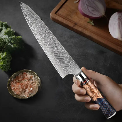 Gyuto Chef Impérial tenu en main, lame vers l’avant, ambiance sombre pour souligner sa ligne et sa puissance.