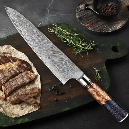 Gyuto Chef Impérial présenté avec pièce de viande cuite et romarin frais, ambiance cuisine rustique haut de gamme.