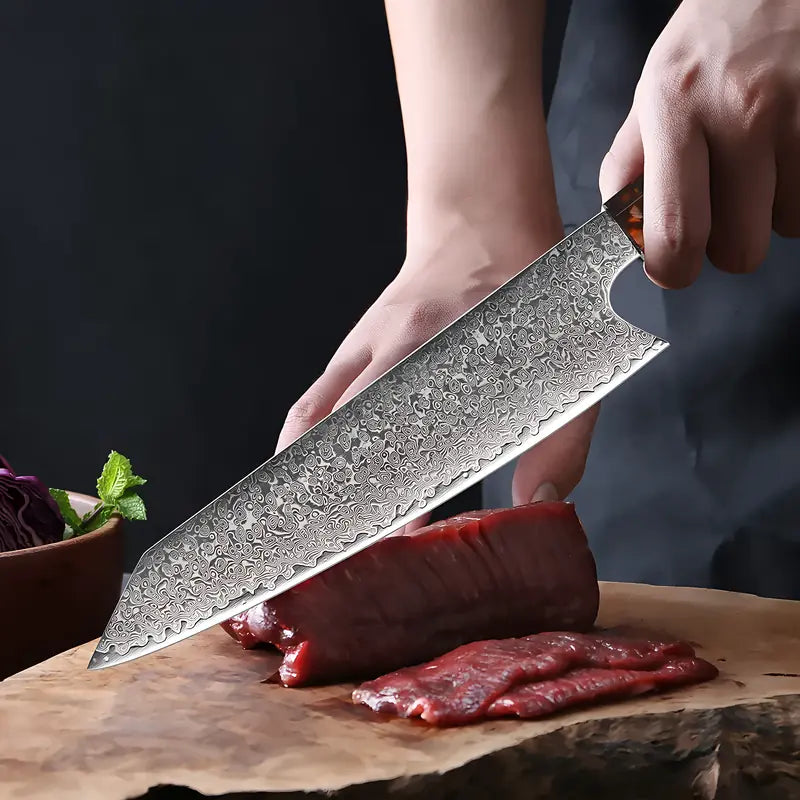 Couteau Chef Samouraï en action pour trancher un morceau de bœuf, lame longue en acier damas.