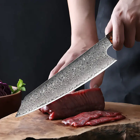 Couteau Chef Samouraï en action pour trancher un morceau de bœuf, lame longue en acier damas.
