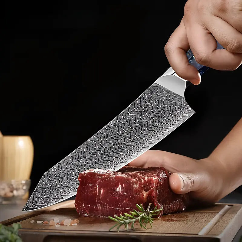 Couteau Kiritsuke Chef Légendaire utilisé pour trancher un morceau de bœuf, lame fine et tranchante.