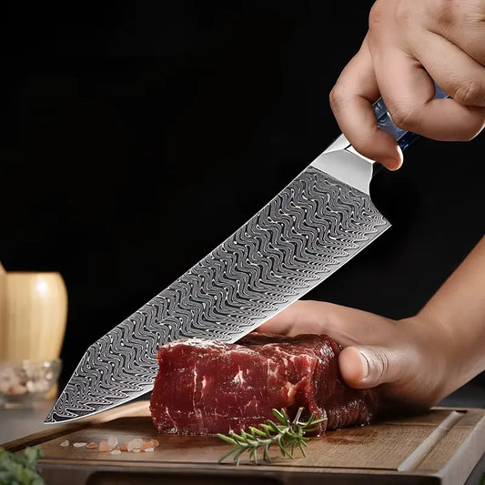Couteau Kiritsuke Chef Légendaire utilisé pour trancher un morceau de bœuf, lame fine et tranchante.