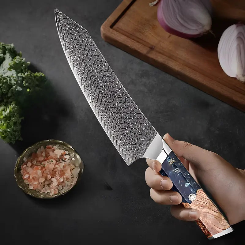 Kiritsuke Chef Légendaire manipulé au-dessus d’une planche, lame damassée et manche ergonomique visibles.