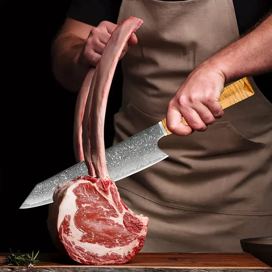 Le couteau Chef du Temple utilisé pour trancher une côte de bœuf crue, lame longue et angulaire.