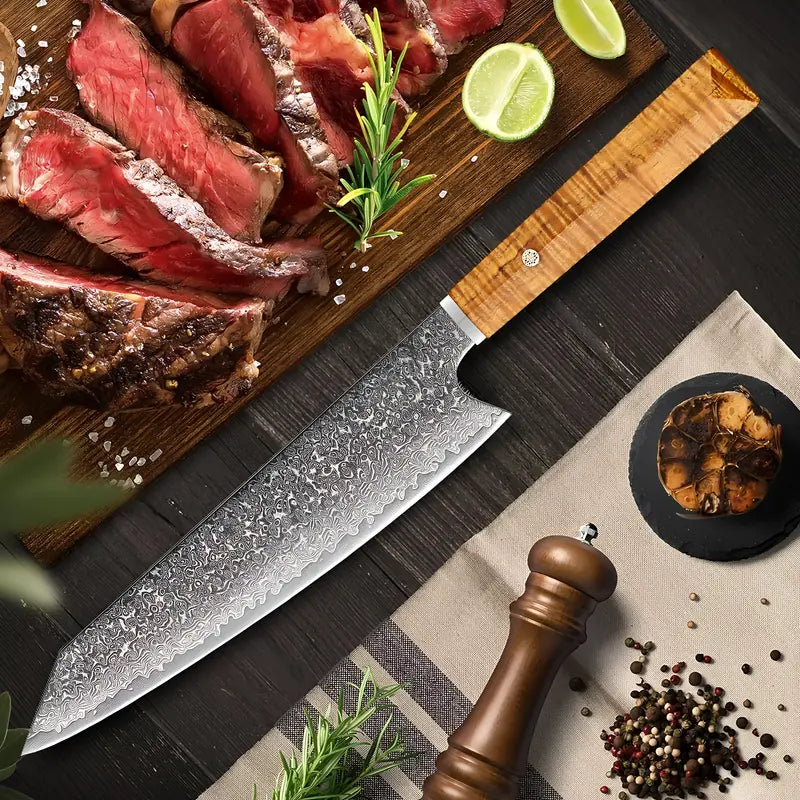 Kiritsuke Chef du Temple présenté avec des tranches de viande et condiments, lame brillante bien exposée.
