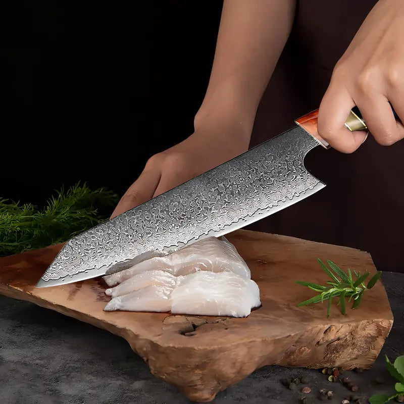 Le couteau Chef du Clan en action pour trancher du poulet sur planche, lame longue et fine en damas.