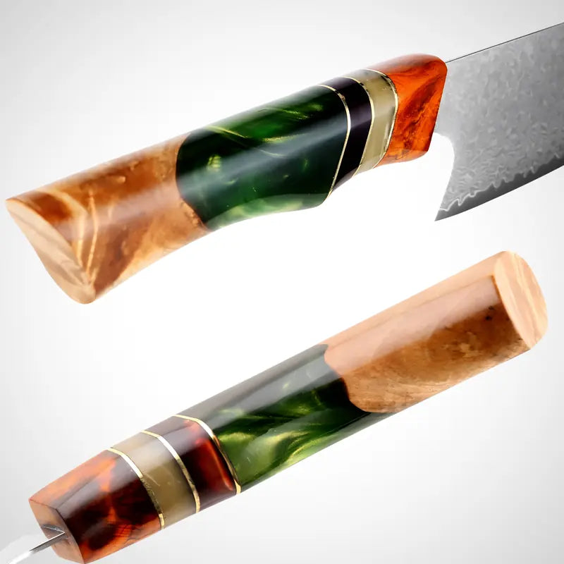 Vue rapprochée du manche tricolore du Chef du Clan, avec insert métallique, bois clair et résine verte.