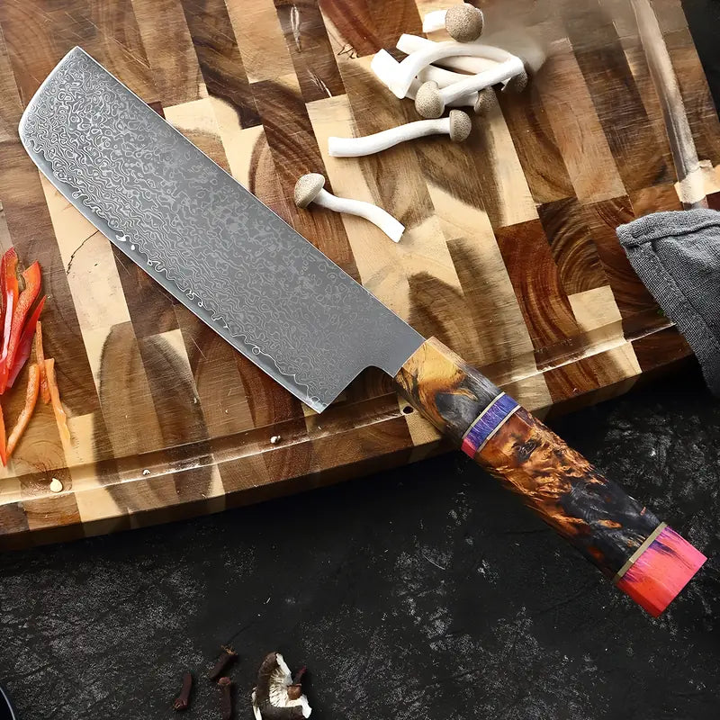 Couteau Nakiri Fleur du Katana présenté sur une planche avec légumes frais et champignons prêt à l’usage.