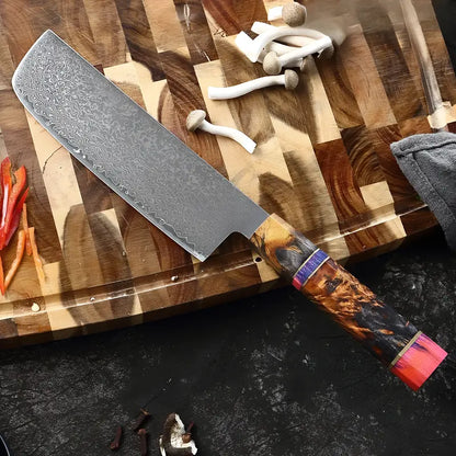 Couteau Nakiri Fleur du Katana présenté sur une planche avec légumes frais et champignons prêt à l’usage.