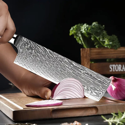 Le Nakiri Ciel de Nara utilisé pour émincer un oignon sur planche illustrant sa précision de coupe.