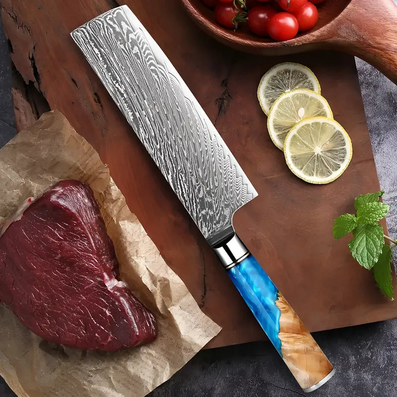 Nakiri Ciel de Nara présenté avec un morceau de viande crue et des tranches de citron frais.