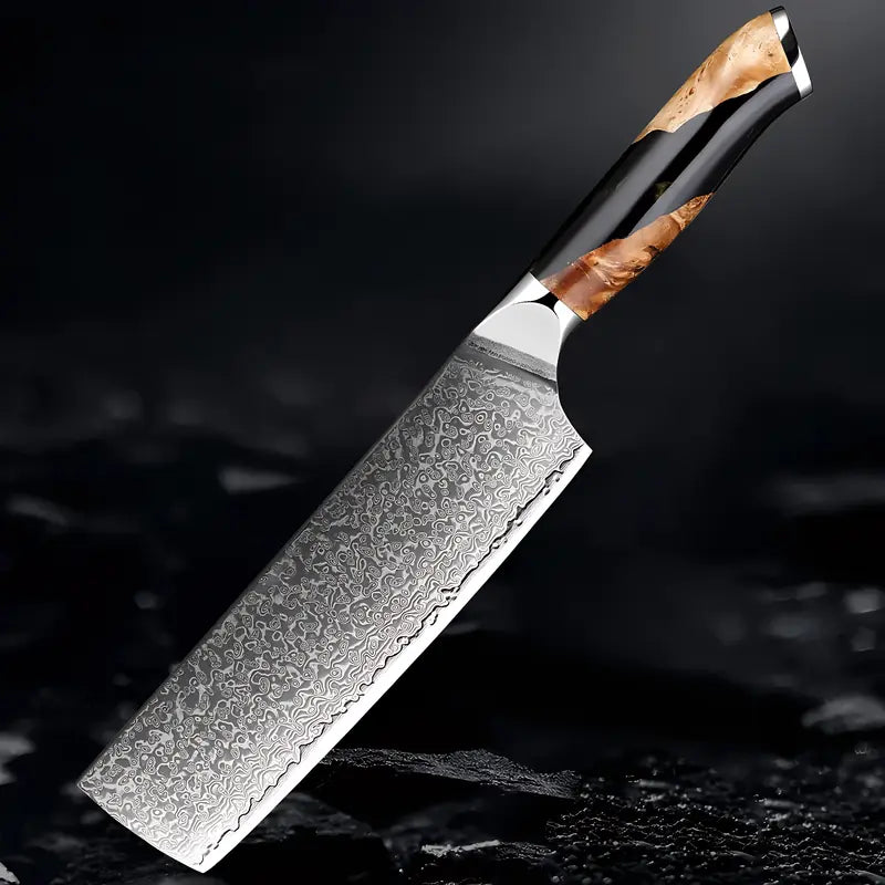 Nakiri Brume de Matsu en acier damassé 67 couches mis en scène sur fond noir humide ambiance brute.