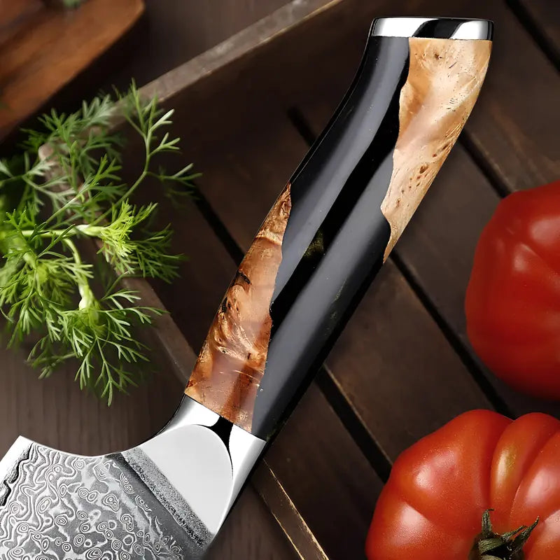 Couteau Nakiri Brume de Matsu posé sur une planche à côté de tomates fraîches et herbes aromatiques.